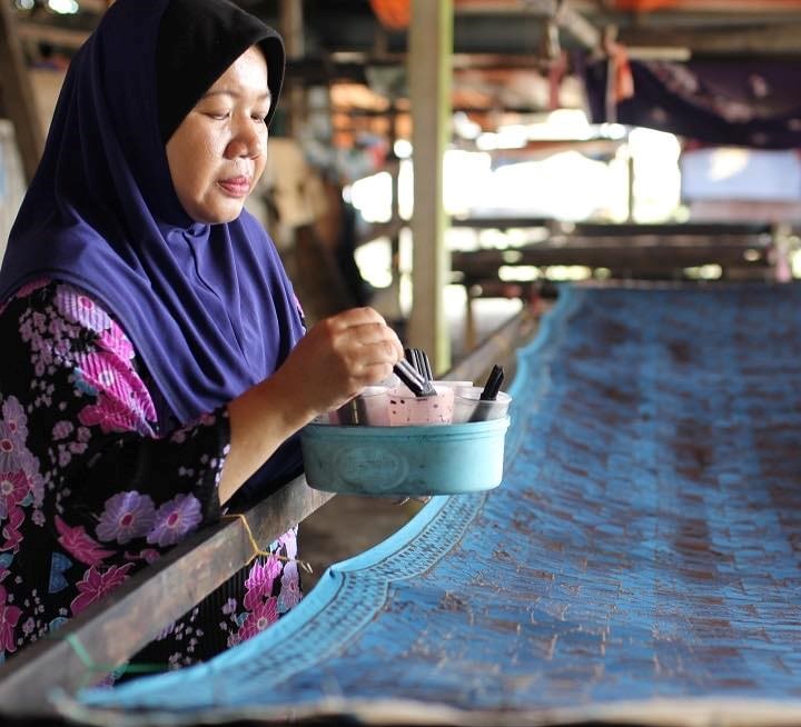 Produkcja tkanin batikowych