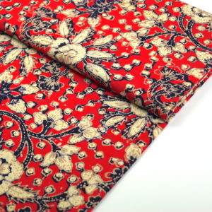 Tkanina batikowa w kwiaty czerwone